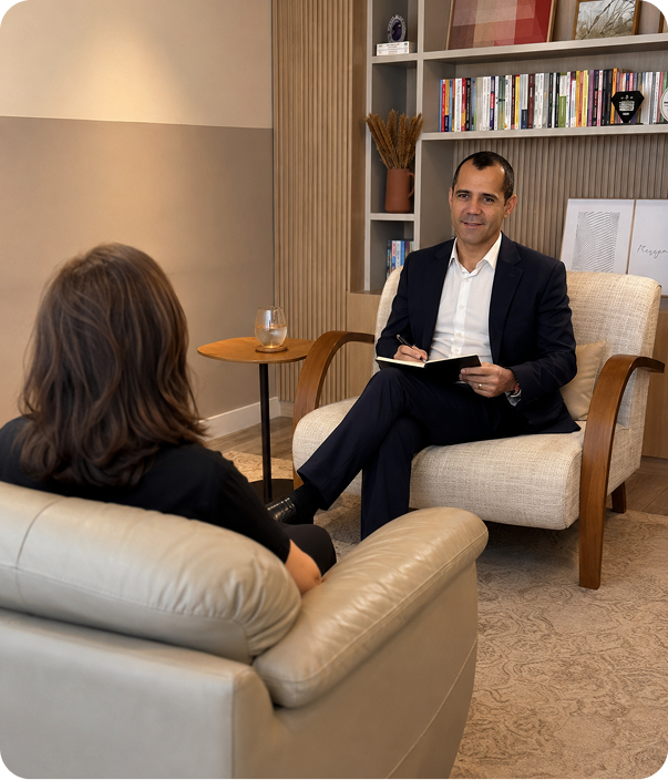 Adalto Rodrigues durante um atendimento no consultório